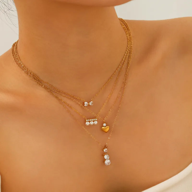 Collier femme en acier inoxydable doré avec pendentifs, porté sur décolleté