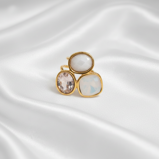 Bague Alba en acier inoxydable doré ornée de trois pierres nacrées et cristallines – La Merveille Bijoux
