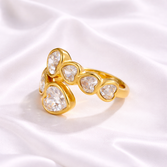 Bague cœur Amora en acier inoxydable doré avec cœurs sertis de zirconiums