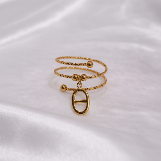 Bague Éliane dorée avec pendentif délicat en acier inoxydable – La Merveille Bijoux