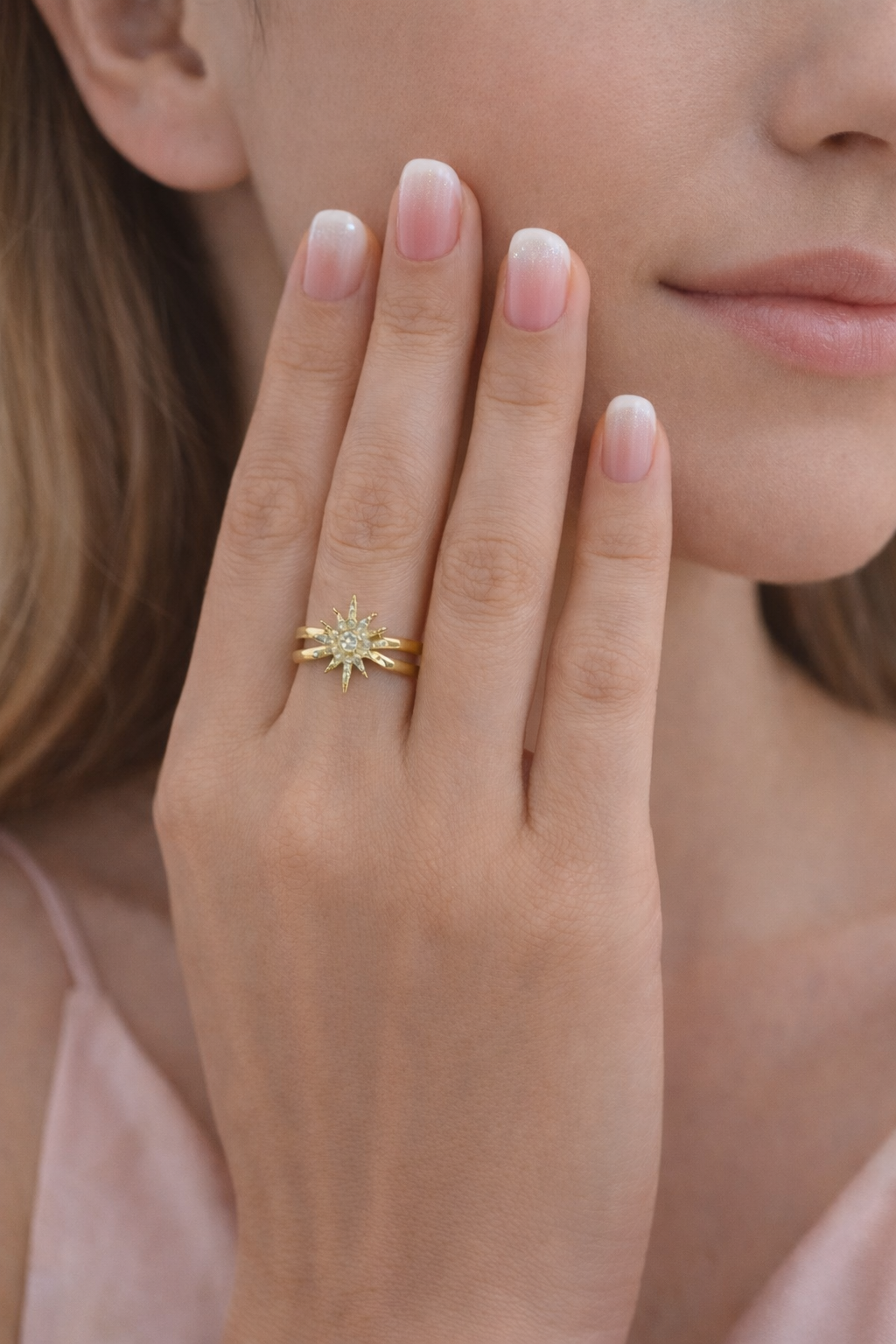 Bague Soléa en acier inoxydable doré portée sur la main – La Merveille Bijoux