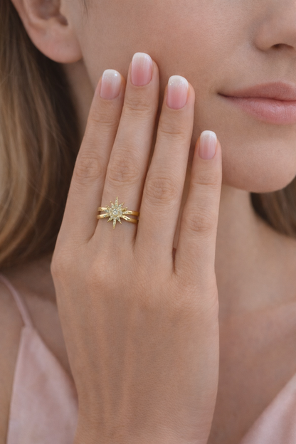 Bague Soléa en acier inoxydable doré portée sur la main – La Merveille Bijoux