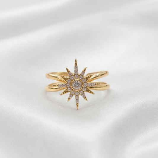 Bague Soléa en acier inoxydable doré portée sur la main – La Merveille Bijoux