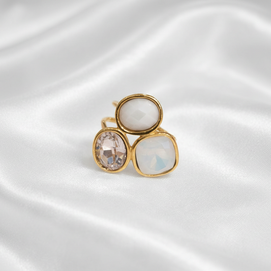 Bague Trilys dorée à trois pierres nacrées en acier inoxydable – La Merveille Bijoux