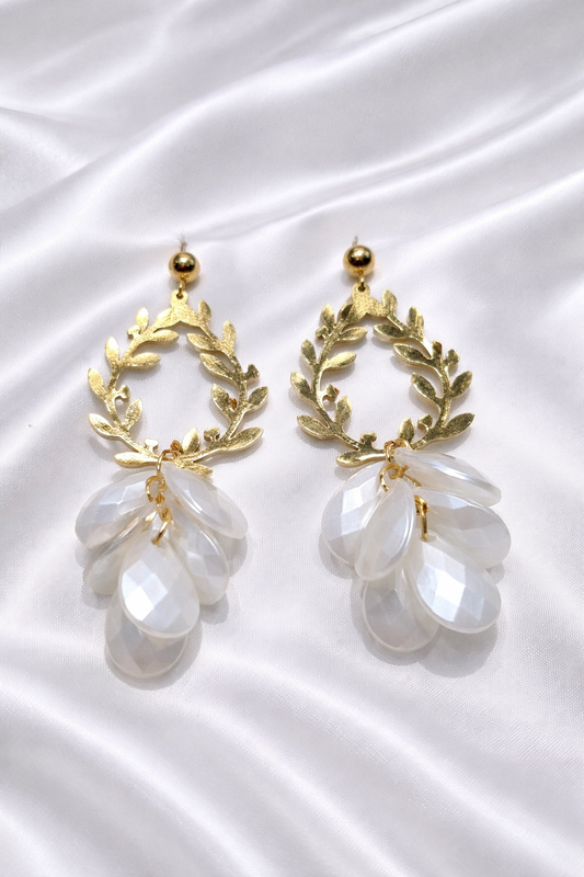 Boucles d’oreilles Élina couronne dorée avec pampilles nacrées élégantes – La Merveille Bijoux