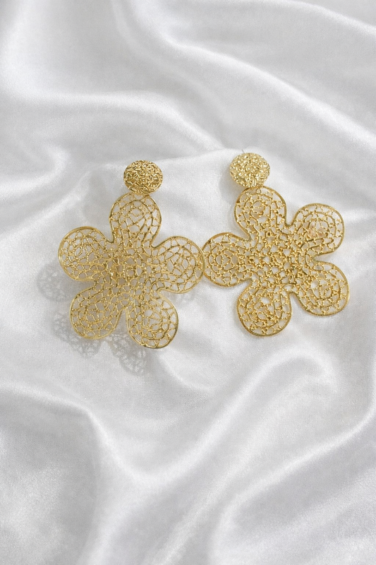 Boucles d’oreilles Ophélia dorées à motif floral ajouré en acier inoxydable – La Merveille Bijoux