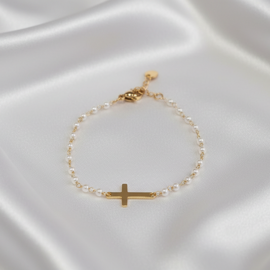 Bracelet Clarté en perles blanches et croix dorée en acier inoxydable – La Merveille Bijoux