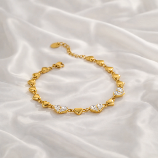 Bracelet femme en acier inoxydable doré avec motifs cœur sertis de zircons, modèle Célina