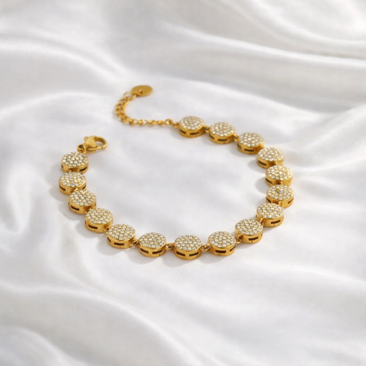 Bracelet Soléane doré en acier inoxydable avec médaillons ronds sertis de pierres scintillantes, longueur réglable 17 + 3 cm