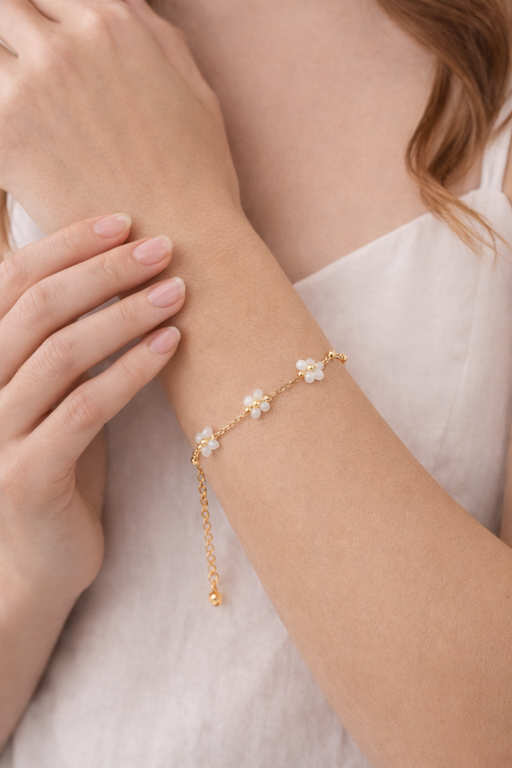 Bracelet fleur blanche doré fait main – La Merveille Bijoux Engagés