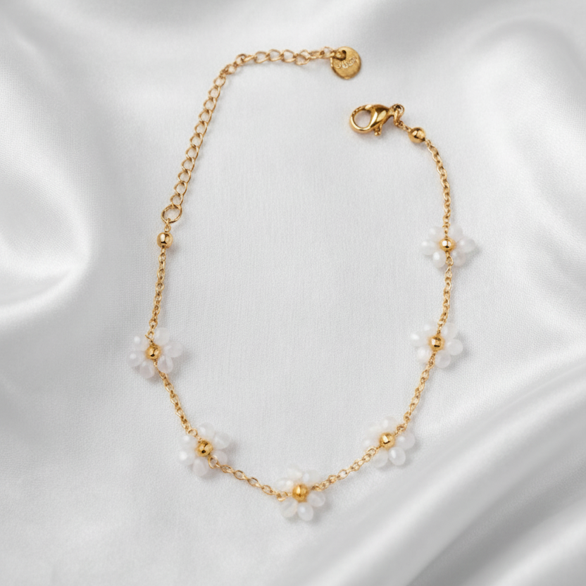 Bracelet fleur blanche doré fait main – La Merveille Bijoux Engagés