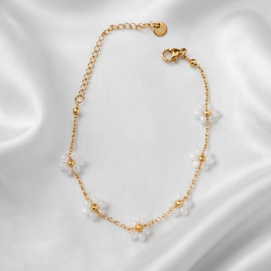 Bracelet fleur blanche doré fait main – La Merveille Bijoux Engagés