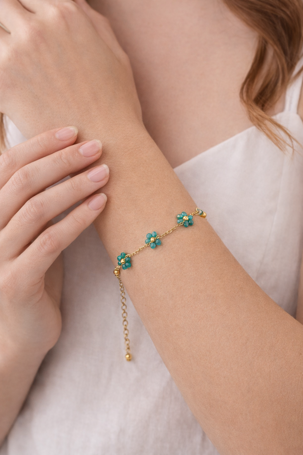 Bracelet Floréa fin à motifs floraux porté au poignet – La Merveille Bijoux