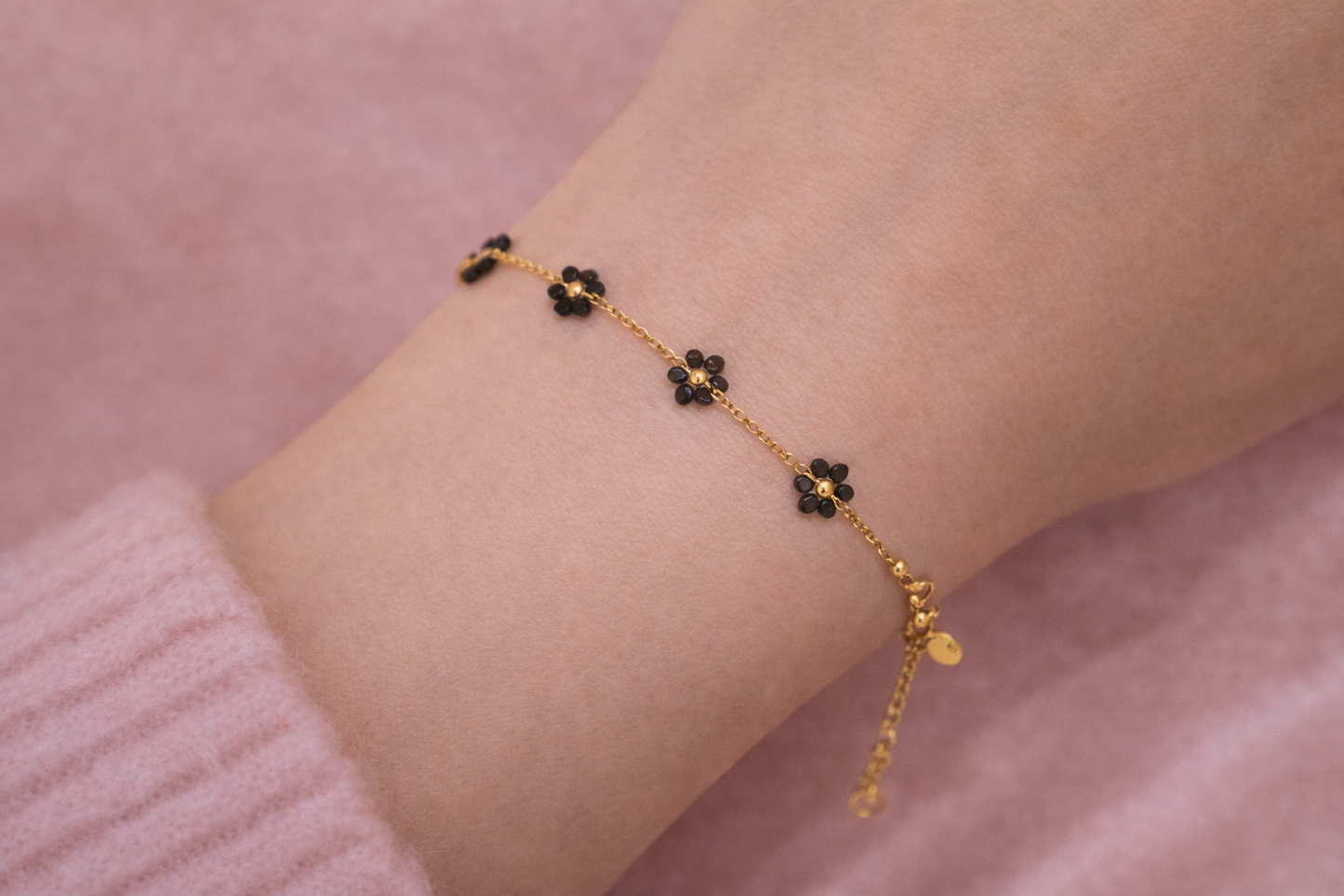 Bracelet Floréa porté au poignet en acier inoxydable – La Merveille Bijoux