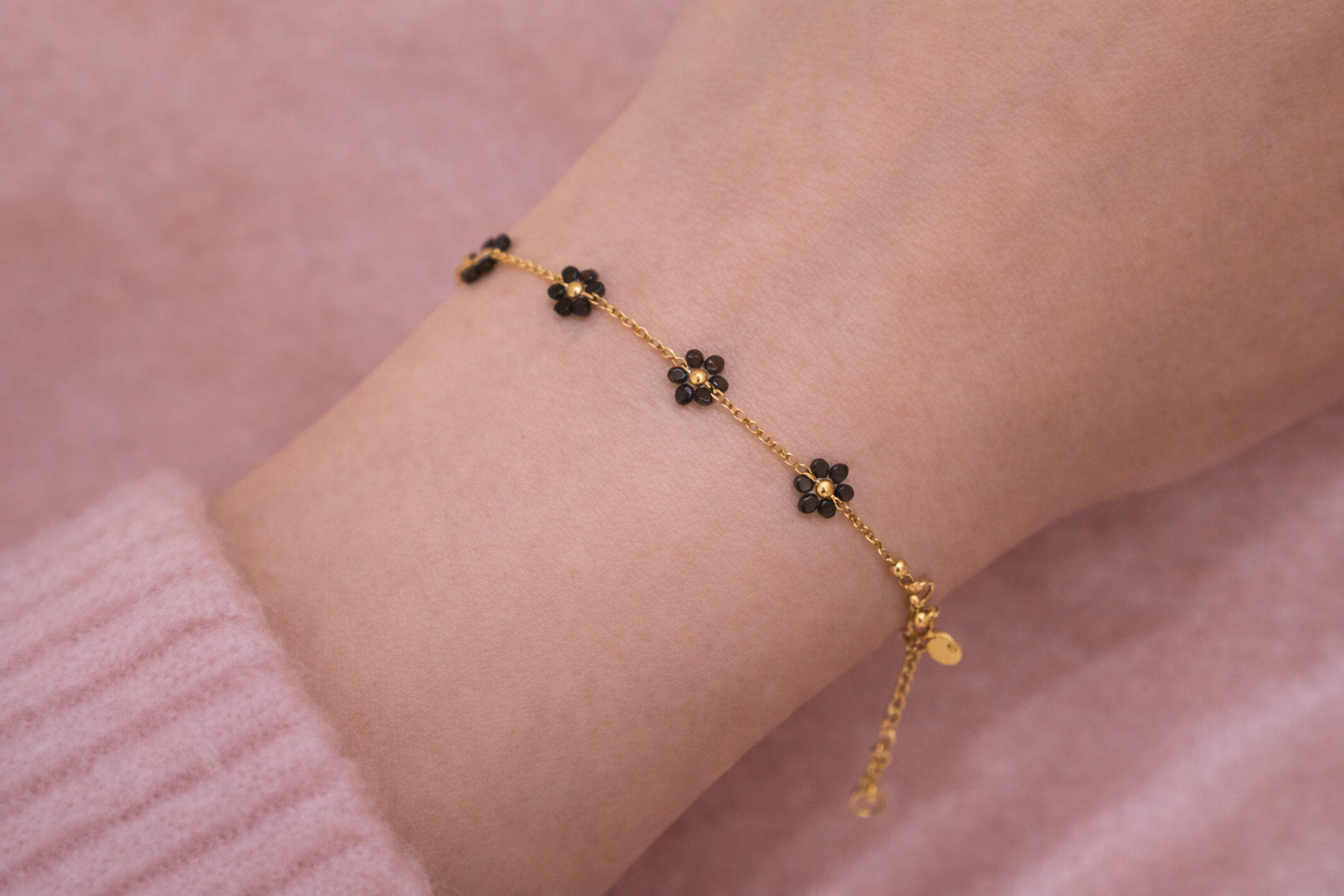 Bracelet Floréa porté au poignet en acier inoxydable – La Merveille Bijoux