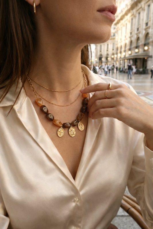 Collier Camélia avec perles couleur miel et médailles dorées porté par une femme, bijou chic et élégant, la merveille bijoux 