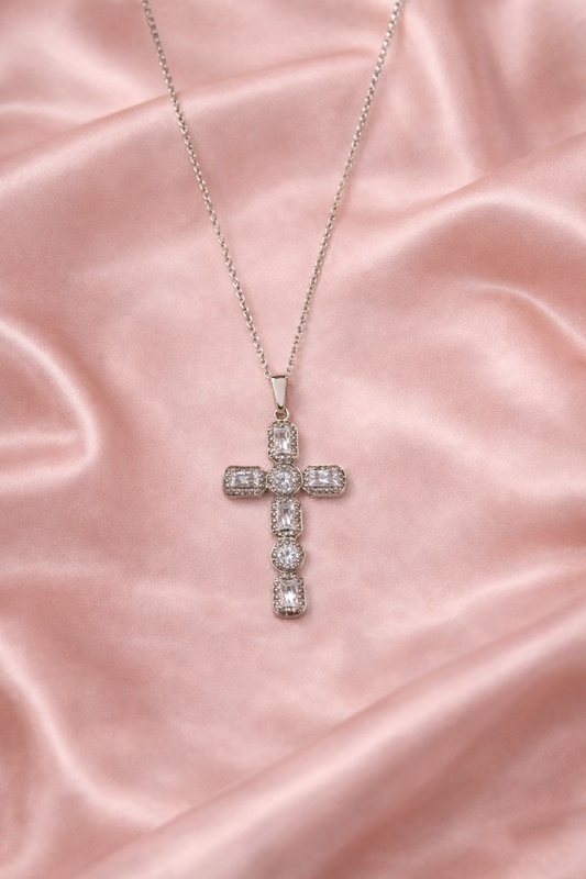 Collier croix argent serti de pierres porté – La Merveille Bijoux Engagés