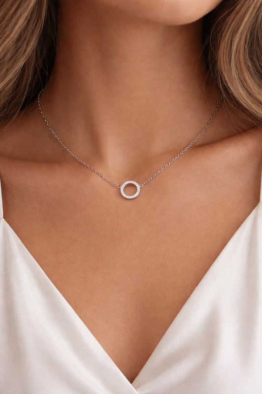 Collier Eloria en acier inoxydable argenté avec pendentif cercle pavé de cristaux