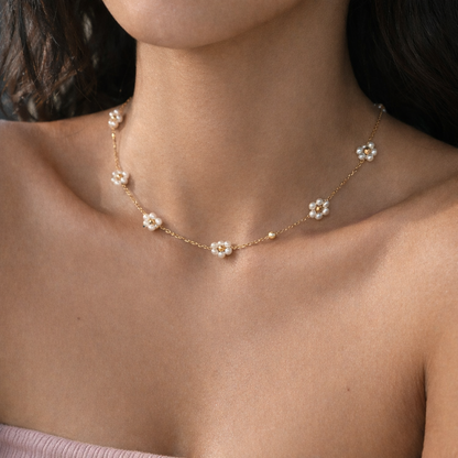 Collier fleurs en perles blanches et billes dorées pour mariage en acier inoxydable - la merveille bijoux 