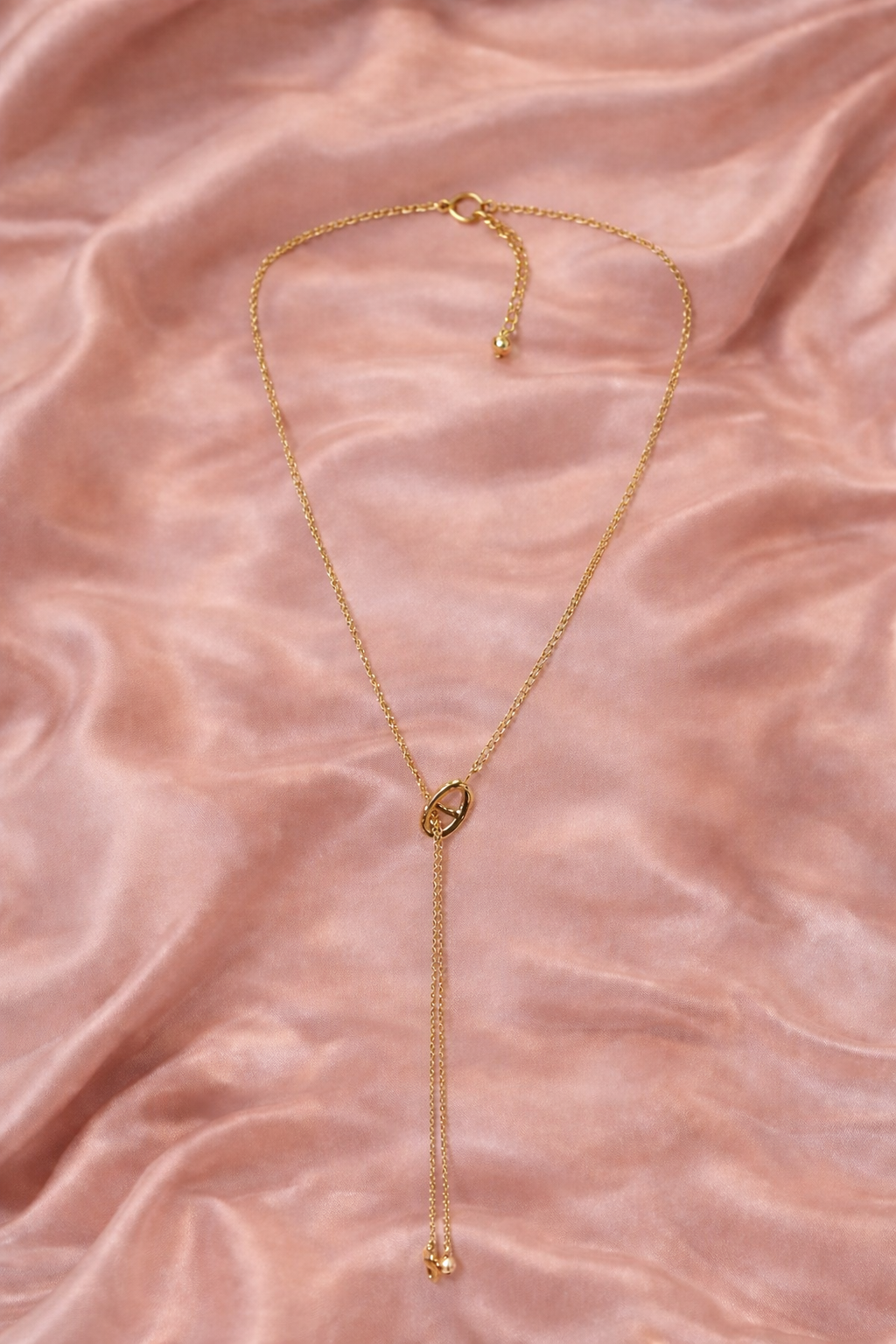 Collier Y Étreinte Dorée en acier inoxydable doré, bijou élégant qui sublime le décolleté – La Merveille Bijoux