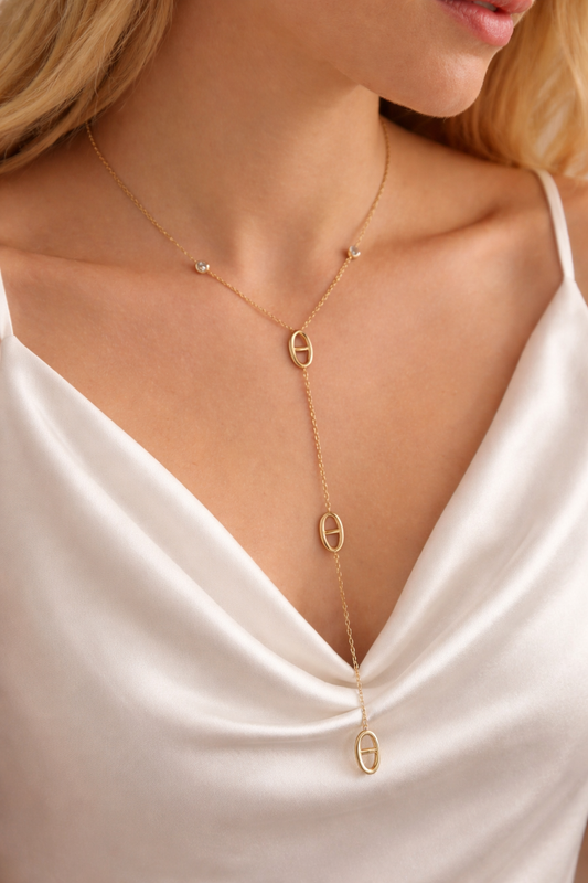 Collier Y Élégancia en acier inoxydable doré porté par une femme