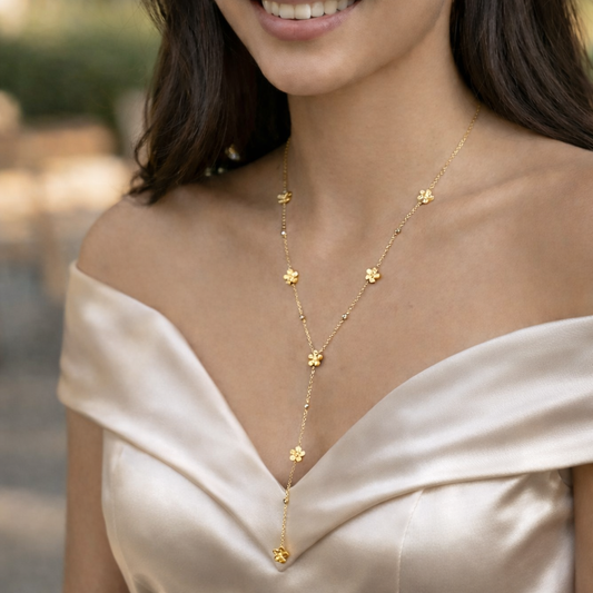 Collier Y Élina avec fleurs dorées en acier inoxydable porté sur décolleté - la merveille bijoux 