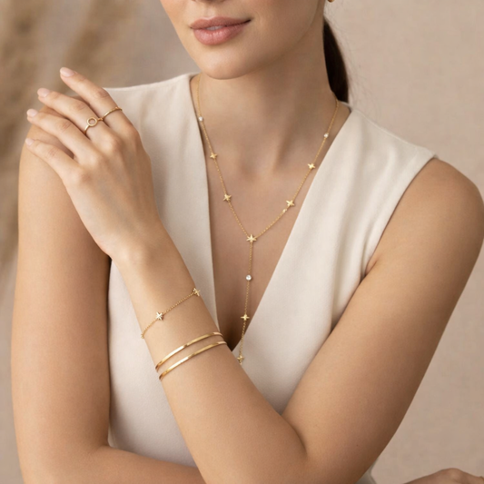 Collier Y étoiles Stellaria en acier inoxydable doré porté par une femme