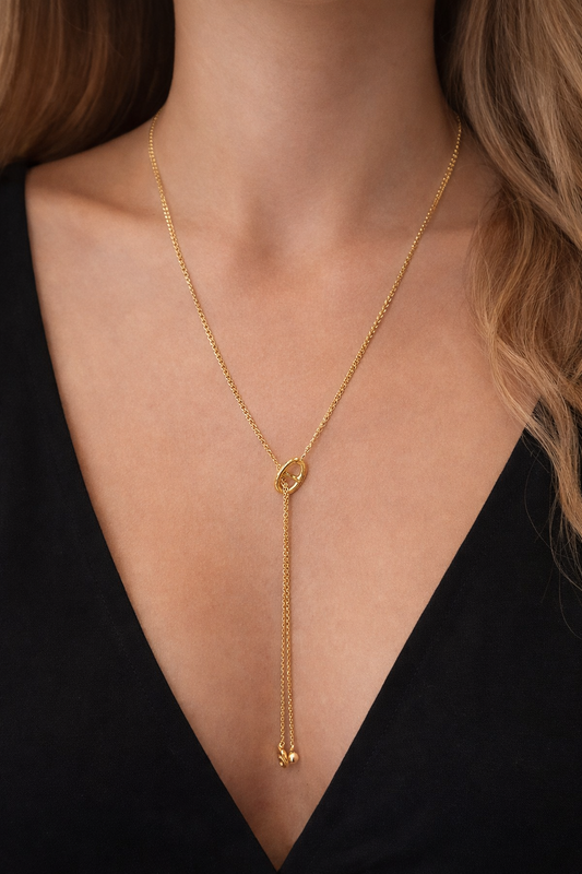 Collier Y Étreinte Dorée en acier inoxydable doré, bijou élégant qui sublime le décolleté – La Merveille Bijoux