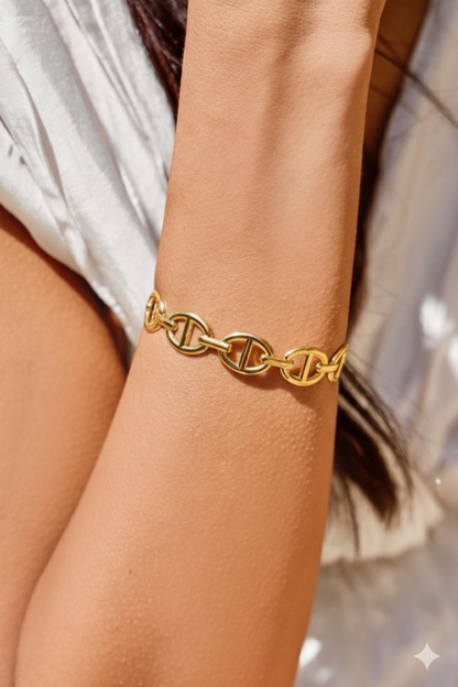 Jonc en acier inoxydable doré aux maillons marine avec une netteté accentuée sur les détails du bijou.