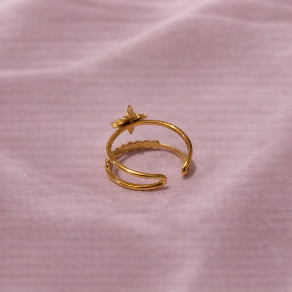 Bague Etoile – Ajustable en acier inoxydable et résistante à l’eau
Une étoile précieuse au creux de la main