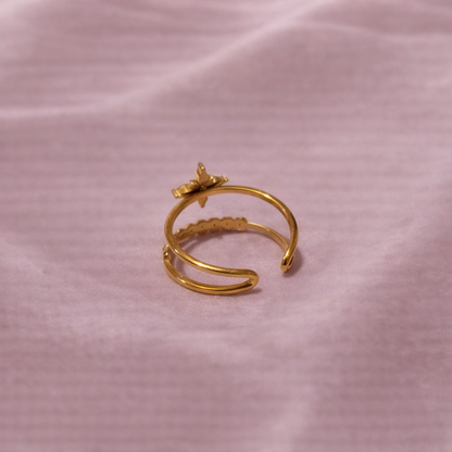 Bague Etoile – Ajustable en acier inoxydable et résistante à l’eau
Une étoile précieuse au creux de la main