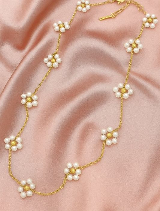 Collier doré à fleurs perlées – Élégance florale et féminine